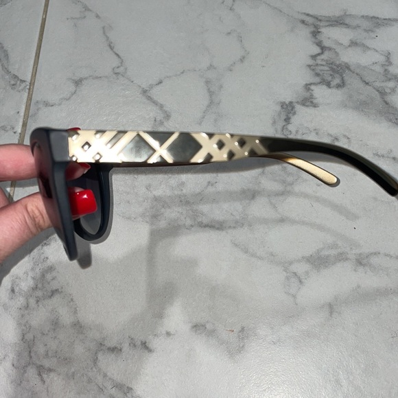 Burberry sunglasses - Picture 4 of 5